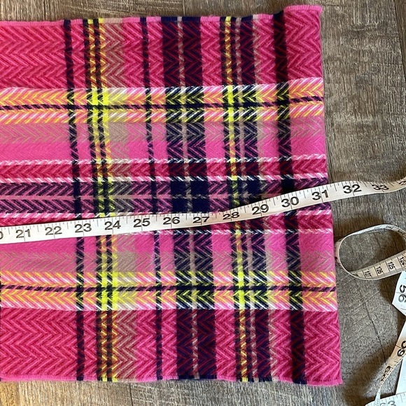 100% Cashmere Made in Scotland Pink Plaid Scarf with Fringe - Picture 12 of 13
